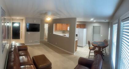 Cozy “Cord” 2-bedroom house with AC and a garage in Auburn