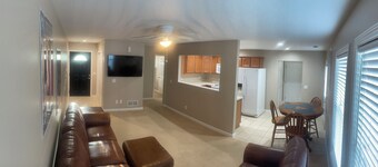 Cozy “Cord” 2-bedroom house with AC and a garage in Auburn