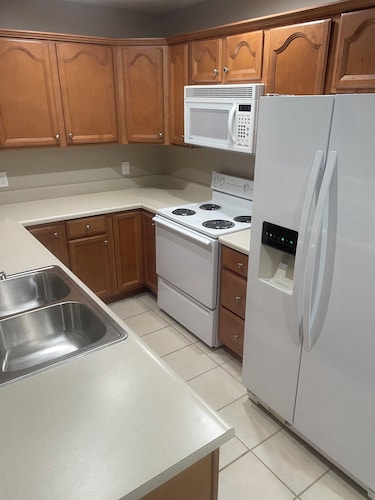 Cozy “Cord” 2-bedroom house with AC and a garage in Auburn