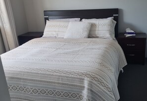 4 habitaciones, tabla de planchar con plancha, internet y ropa de cama 