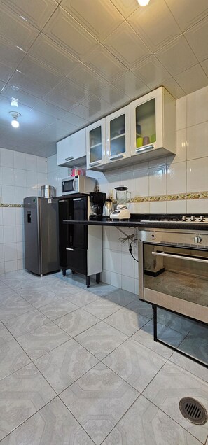 Microondas, horno, placa de cocina y cafetera o tetera