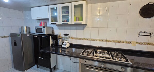 Mikrovågsugn, ugn, spishäll och kaffe- och tebryggare