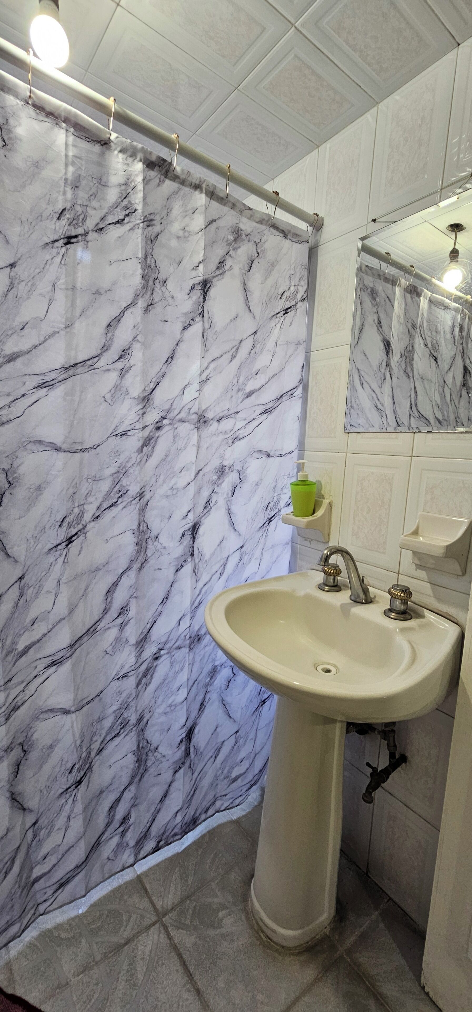 Een douche, handdoeken, zeep, toiletpapier