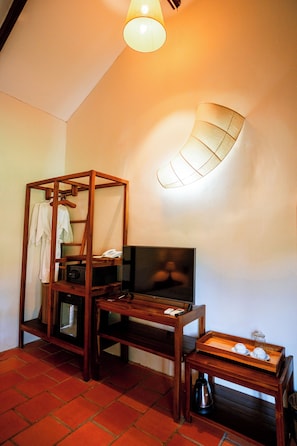 Standard Bungalow, Balcony, Garden View | In-room safe, laptop workspace, blackout drapes, soundproofing