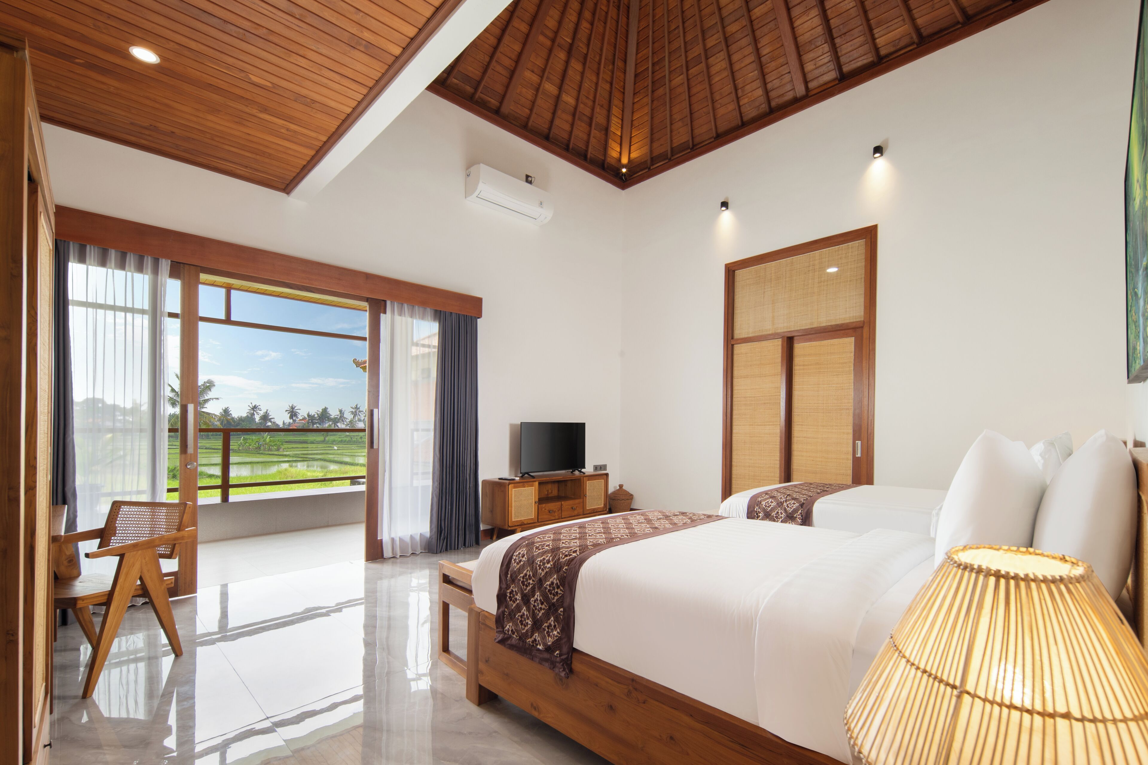 Premium bedding, minibar, desk, blackout curtains