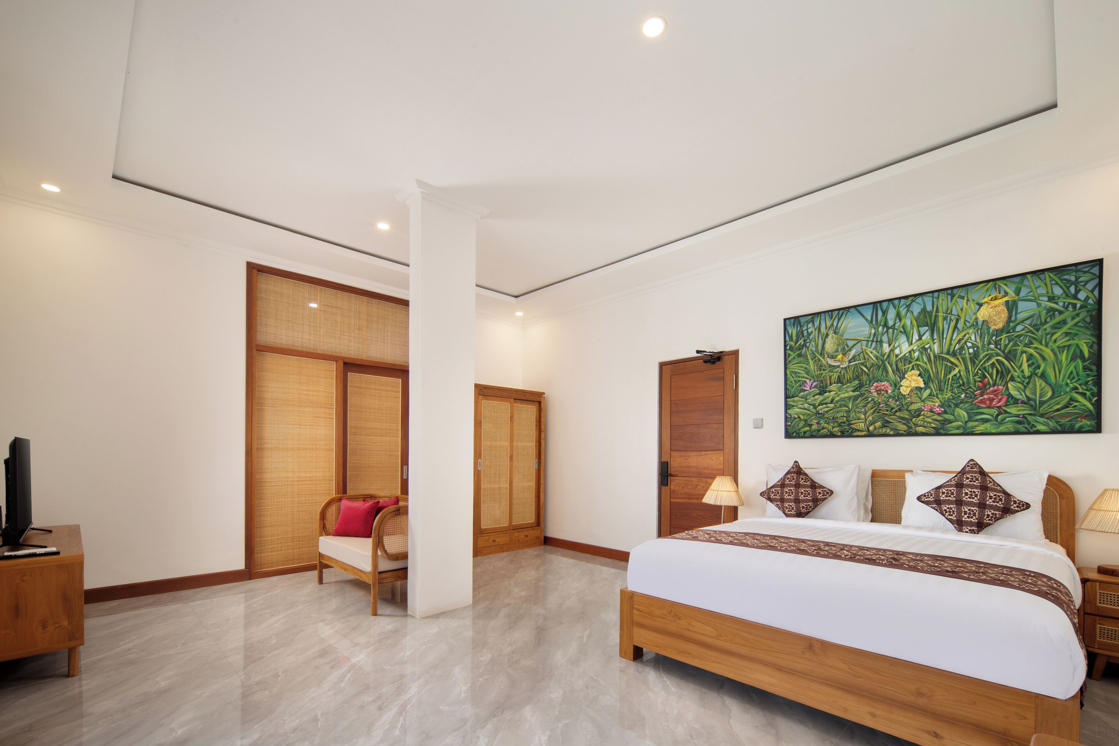 Premium bedding, minibar, desk, blackout drapes