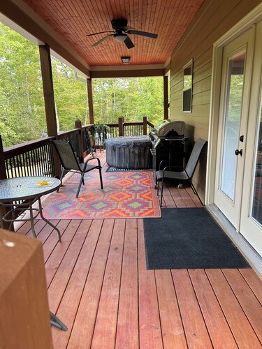 Quiet, relaxing, Guest House with large porch on Cagle Mountain in Dunlap, Tn.