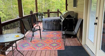 Quiet, relaxing, Guest House with large porch on Cagle Mountain in Dunlap, Tn.