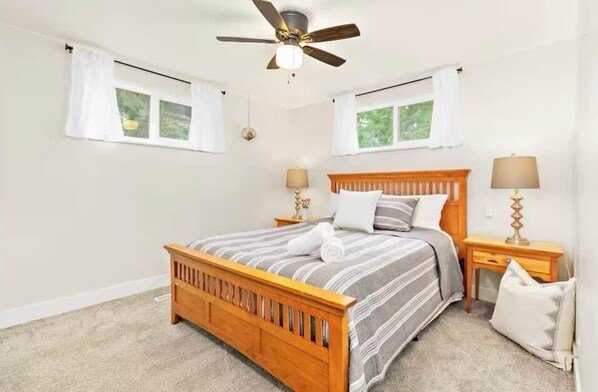 3 bedrooms, desk, iron/ironing board, free WiFi