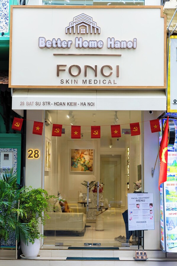 Fachada de loja com a placa 'Better Home Hanoi' e 'FONCI Skin Medical'.
