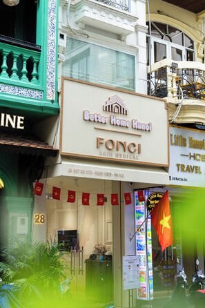 Um edifício com uma placa indicando 'Better Home Hanoi' e 'Fonci Skin Medical'.