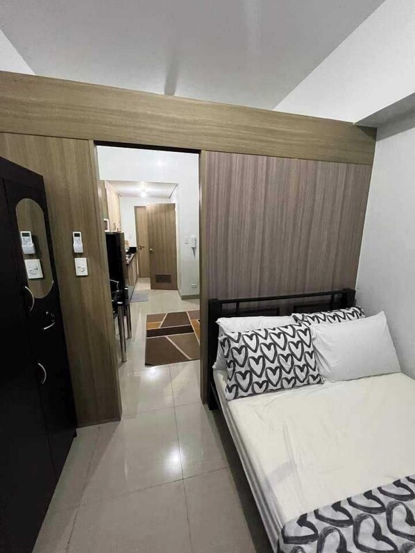 Condo Confort, balcón, vista al mar | Caja de seguridad en la habitación y tabla de planchar con plancha 