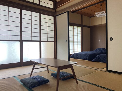 Yosekeshi Kofu Misaki. A Showa-era retro house surrounded by garden and nature. A healing place to spend time with your family at the edge of the house. 5 min. drive from Kofu Station.