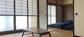 Yosekeshi Kofu Misaki. A Showa-era retro house surrounded by garden and nature. A healing place to spend time with your family at the edge of the house. 5 min. drive from Kofu Station.