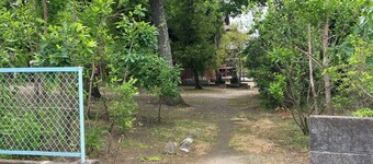 よってけし甲府美咲。庭と自然に囲まれた昭和レトロの一軒家。縁側でご家族とのんびり過ごす癒やしの場。甲府駅車で5分。