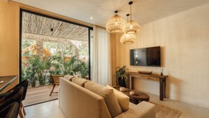 Ein modernes Wohnzimmer mit einer großen Couch, einem Fernseher und einem Holztisch.