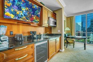 Réfrigérateur, micro-ondes, plaque de cuisson, cafetière/bouilloire