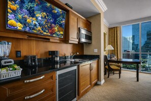 Jääkaappi, mikroaaltouuni, liesi, kahvin-/teenkeitin