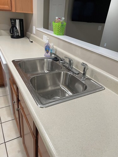 Delightful “Duesenburg”
2-bedroom house in tranquil Auburn with AC & a garage