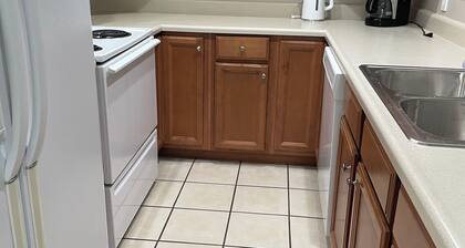 Delightful “Duesenburg”
2-bedroom house in tranquil Auburn with AC & a garage