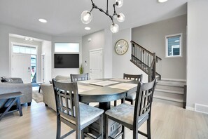 Dining - New Stylish 6BDR/8BED/4.5BATH/Well Equiped For Remote Work/Games (Calgary)