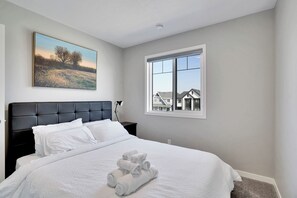 6 bedrooms, iron/ironing board, WiFi, bed sheets - New Stylish 6BDR/8BED/4.5BATH/Well Equiped For Remote Work/Games (Calgary)