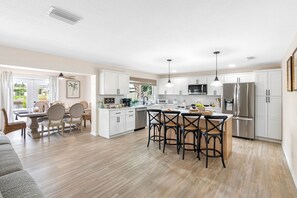 Jääkaappi, mikroaaltouuni, uuni, liesi