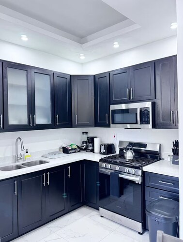 Upscale Urban Oasis - Luxury Two Bedroom Apt Prime Location mins from the beach