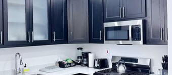 Upscale Urban Oasis - Luxury Two Bedroom Apt Prime Location mins from the beach