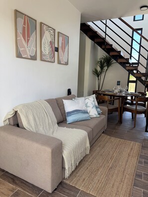 En 56-tommers smart-TV med digitale kanaler samt Netflix