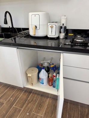 Geladeira grande, micro-ondas, cooktop, lava-louças