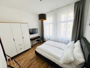 1 habitación, caja de seguridad en la habitación y escritorio 