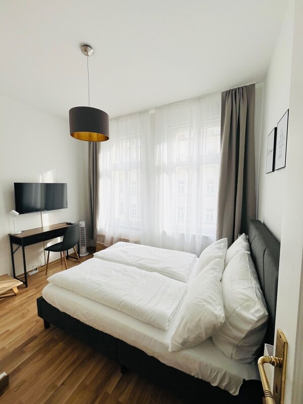 1 habitación, caja de seguridad en la habitación y escritorio