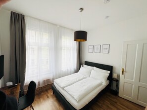 1 habitación, caja de seguridad en la habitación y escritorio 