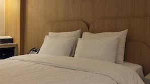 Ropa de cama de alta calidad y espacio para trabajar con laptop