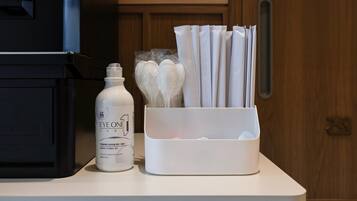 Un plan de travail sur lequel se trouve une bouteille blanche étiquetée « EYE ONE CARE » et un organiseur blanc contenant divers objets.