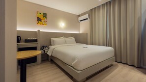 Ropa de cama de alta calidad y espacio para trabajar con laptop
