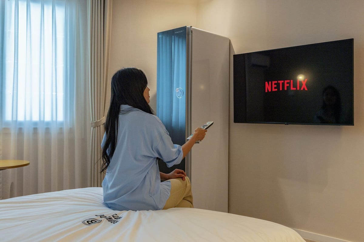 Quarto casal luxo | Roupas de cama premium, espaço de trabalho para notebook