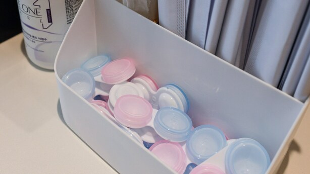 Una caja de almacenamiento con tapas de varios colores, posiblemente para recipientes o botellas.