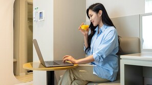 Standard dubbelrum | Sängtillbehör av högsta kvalitet, arbetsyta för laptop och ljudisolering