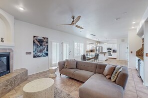 Living area - Perfect 3-bedroom house with AC in charming Las Cruces (Las Cruces)