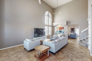 Living area - Perfect 3-bedroom house with AC in charming Las Cruces (Las Cruces)