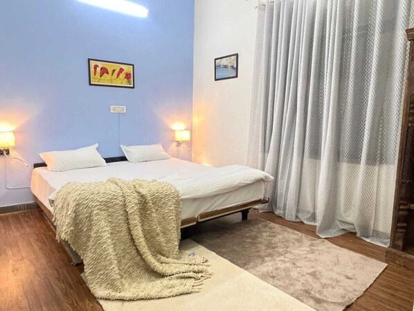 2 bedrooms, internet, bed sheets