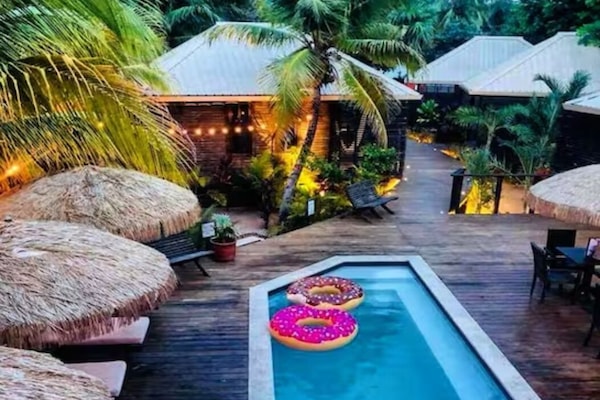 Alberca al aire libre y sombrillas en la alberca