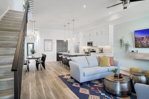 Téléviseur connecté, foyer, table de baby-foot, table de ping-pong