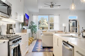 Réfrigérateur, four à micro-ondes, un four, surface de cuisson