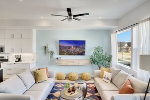 Téléviseur connecté, foyer, table de baby-foot, table de ping-pong