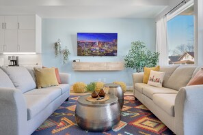 Téléviseur connecté, foyer, table de baby-foot, table de ping-pong