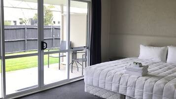 Tabla de planchar con plancha, wifi gratis y ropa de cama