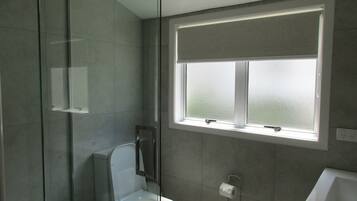 Artículos de tocador gratuitos, secador de pelo, toallas, jabón